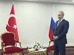 Zemsta za trzymanie pod drzwiami na Kremlu. Zobacz jak Erdoğan upokorzył Putina