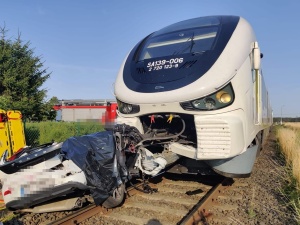 Koszmarny wypadek na przejeździe kolejowym. Nie żyją 3 osoby