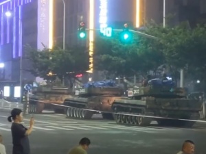 Panika w Chinach. Ludzie nie mogą wypłacić oszczędności. Czołgi przed bankiem [WIDEO]