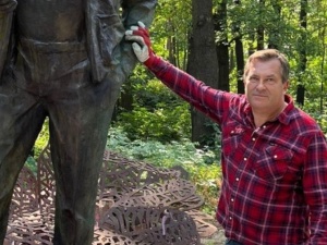 Jak zapowiedziałem, tak zrobilem. Burmistrz Jarocina osobiście wyczyścił zdewastowany pomnik prof. Jana Szyszko