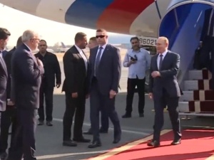 Co się stało z ręką Putina? Nietypowe zachowanie prezydenta Rosji [WIDEO]