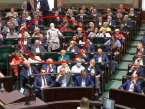 Premier zdążył tylko wejść na sejmową mównicę. Oto co zrobiła poseł KO [WIDEO] 