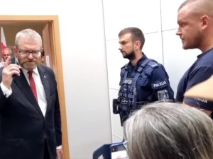 Wasi przełożeni ogłosili się sługami narodu ukraińskiego. Poseł Braun pouczał policjantów [WIDEO]