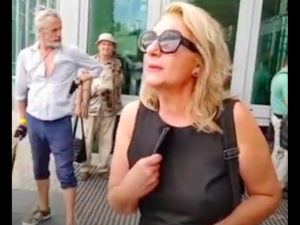 Stanęła naprzeciw agresywnych zwolenników opozycji. Jaki prawem mnie pan obraża? [WIDEO] 