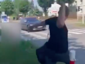 Atak na limuzynę z Jarosławem Kaczyńskim. Jest nagranie [WIDEO] 