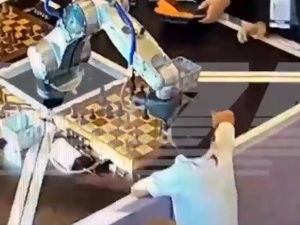 Szachowy robot złamał 7-latkowi palec. Organizatorzy obarczają winą chłopca [WIDEO]