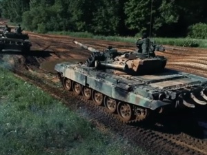 „Jesteśmy wdzięczni”. Polskie czołgi PT-91 Twardy dotarły już na Ukrainę