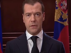 „Niedługo nadejdzie zimno”. Dmitrij Miedwiediew szydzi z Europejczyków