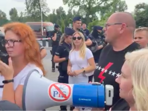 Krzyczała „je*ać PiS” podczas wizyty Kaczyńskiego w Kórniku. Kim jest „kobieta z megafonem”?