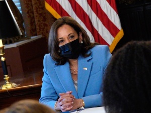 Kamala Harris zaczyna przemówienie od… oświadczenia, że jest kobietą. „Moje zaimki to…” [WIDEO]