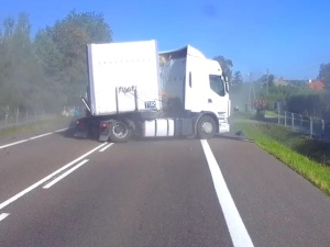 Groźny wypadek w Fajsławicach. Zjechał na przeciwległy pas wprost pod pędzącego tira [WIDEO]