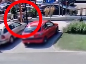 Dramatyczna walka o życie przechodnia. Uratował go policjant [WIDEO]
