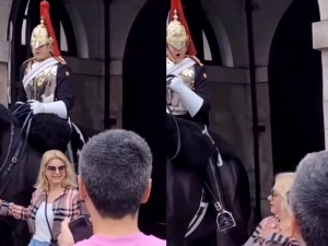 Gwardzista brytyjskiej królowej nie wytrzymał. Turystka wystawiła jego cierpliwość na próbę [WIDEO]