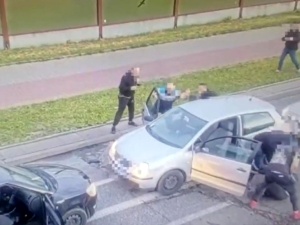 Policjanci z grupy „Orzeł” zatrzymali dwóch Gruzinów. Jest nagranie z błyskawicznej akcji [WIDEO]