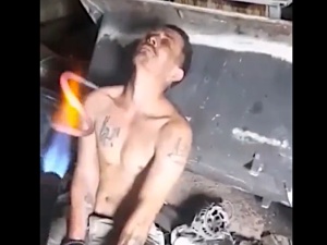 „Za sawiety!” Szokujące nagranie Rosjanina wypalającego sobie na piersi symbol rosyjskiej agresji na Ukrainę [WIDEO]