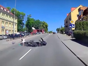 Groźny wypadek w Sztumie. Motocykl zderzył się ze skuterem [WIDEO]