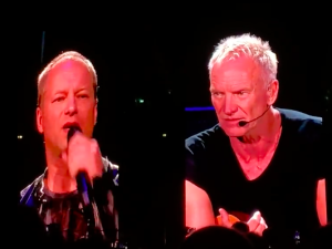 Sting przerwał koncert w Warszawie, by wygłosić przemówienie… o obronie demokracji. Zaprosił na scenę Stuhra [WIDEO]