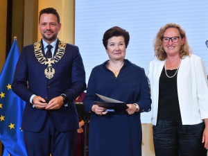 Hanna Gronkiewicz-Waltz Honorowym Obywatelem Warszawy. Rada miasta wręczyła odznaczenia