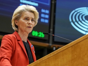 „Nic nie wskazuje na to, żeby UE planowała wypłacić Polsce pieniądze z KPO”. Politico nie pozostawia złudzeń