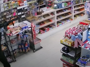 „Odstrzelił mi ramię!” 80-letni właściciel sklepu samodzielnie przepędził rabusiów [WIDEO]