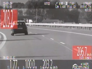 Kierowca pędził jak szalony. Słono zapłacił za swoją brawurową jazdę [WIDEO]