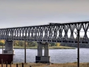 „Odczuwają zagrożenie”. Rosjanie umieścili tajemnicze konstrukcje w pobliżu mostów w Chersoniu
