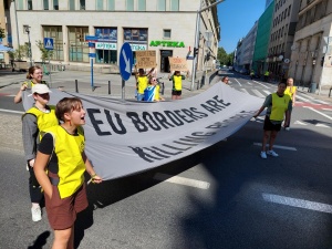 Aktywiści Amnesty International zorganizowali protest w Warszawie. „Rasistowskie granice”