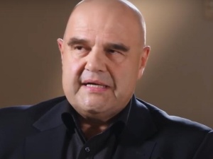  Cezary Żak wrócił z wakacji. Zdjęcie jego twarzy wzbudziło sporą sensację 