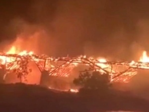 W Chinach spłonął 900-letni most Wan'an. Nie da się go już uratować [WIDEO]