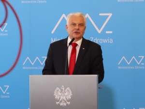 Wiceminister zdrowia: „Powinniśmy traktować COVID-19 (…) jak na przykład wirusa grypy”