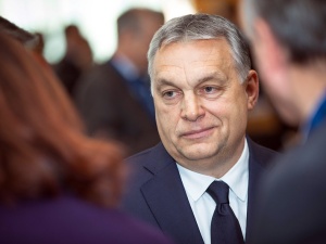 Orbán wyśmiał „lewicowe media”: Potrzebujemy mniej drag queen i więcej Chucka Norrisa
