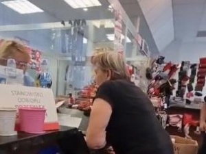 „Ja w tym miesiącu trochę więcej zarobiłem…” Ten gest wobec emerytki poruszył internautów [WIDEO]