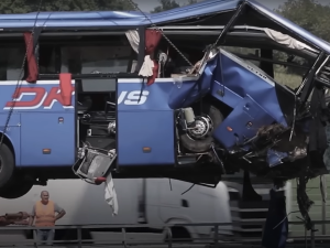 Kolejna ofiara tragicznego wypadku polskiego autokaru. Zmarł ciężko ranny ksiądz 