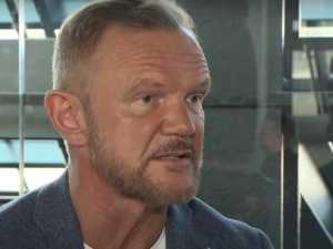 Bagaż Cezarego Pazury wzbudził zainteresowanie na lotnisku. Pies wyczuł coś w walizce