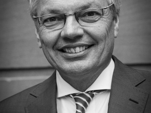 KE potrąciła Polsce z należnych funduszy kolejne 63 miliony euro. Didier Reynders grozi
