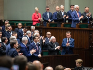 PiS traci, KO zyskuje, a Hołownia ma duży problem [NAJNOWSZY SONDAŻ]