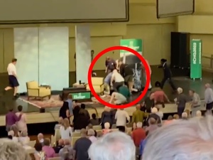 Salman Rushdie dźgnięty nożem w szyję w Nowym Jorku [WIDEO]
