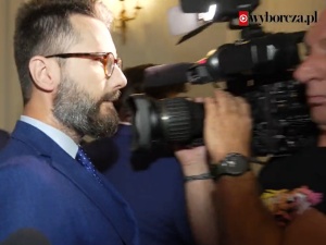 [VIDEO] Wyborcza: Fogiel potrącił operatora TVN24. Komentatorzy w śmiech