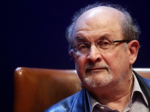 Atak na Salmana Rushdie. „Wiadomości nie są dobre”. Nowe informacje o stanie zdrowia pisarza