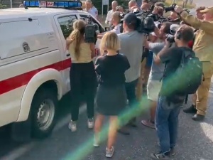 Powitanie husarii. Szpaler wozów bojowych. Syreny. Media. Tak Francuzi witają polskich strażaków! [VIDEO]