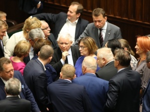 Duża przewaga PiS. Lewica i Konfederacja ze spadkiem [Najnowszy sondaż] 