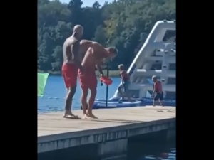 [WIDEO] Cieszyno: Agresywny mężczyzna zaatakował ratownika, który śmiał zwrócić mu uwagę. Jest ekspresowa kara od sądu