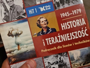 Histeria na punkcie książki prof. Roszkowskiego. Burmistrz Ustrzyk Dolnych ZAKAZAŁ korzystania z podręcznika