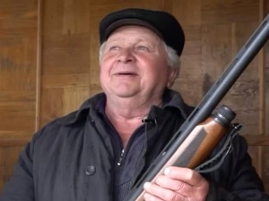 Emeryt pomógł pogranicznikom zniszczyć rosyjski samolot bojowy. Otrzymał nagrodę [WIDEO]