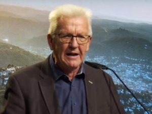 „Nie bierzcie tak często prysznica”. Niemiecki polityk wpadł na pomysł, jak oszczędzać 