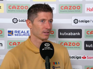 „Wspiera mnie, ogląda mnie”. Wzruszony Robert Lewandowski dedykuje pierwszą bramkę zmarłemu tacie [WIDEO]