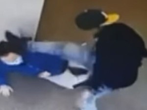 [wideo] Wstrząsające. Grupa nieletnich napadła 70-letnią kobietę przed jej blokiem. Najmłodszy sprawca ma 11 lat
