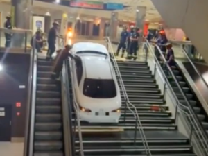 Auto wjechało na stację metra. Jest nagranie [WIDEO] 