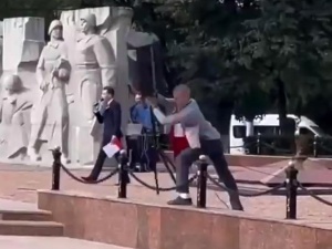 Rzucił o ziemię głośnikami grającymi rosyjski hymn. Poniesie konsekwencje? [WIDEO]