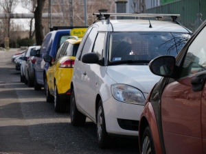 Od września koniec z parkowaniem na chodnikach? Ekspert: „Urzędnicy tak niechlujnie znowelizowali prawo…”